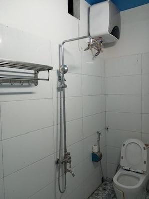 Basic Studio | Bathroom | Slippers - Duc Tuan Homestay (Yen Son)