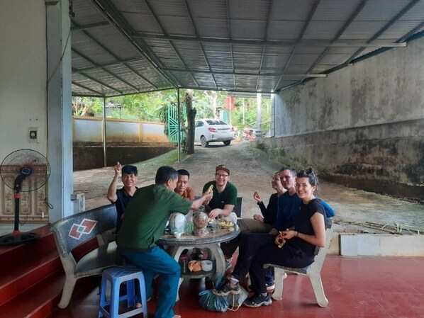 Outdoor dining - Duc Tuan Homestay (Yen Son)