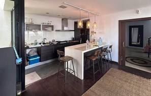Fridge, microwave, oven, stovetop - Stunning home in Alhaurín de la Torre (Alhaurín de la Torre)