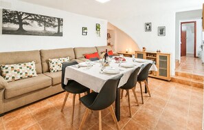 Dining - Nice home in Alcaudete (Alcaudete)