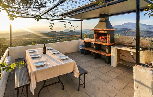 Nice home in Alcaudete