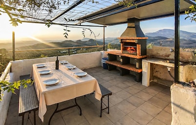 Nice home in Alcaudete