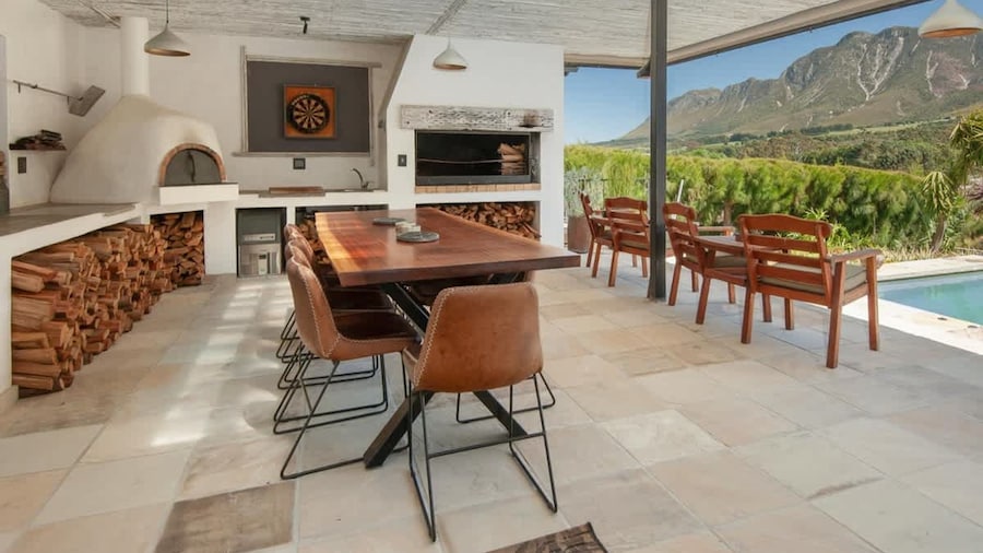Family Villa in the Heart of the Hemel en Aarde Valley