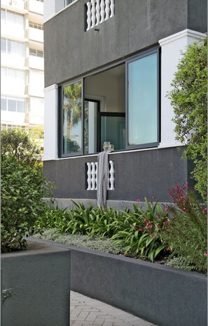 House - Modern Green Point Apartment With Pool Access (Cape Town)