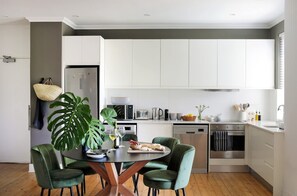 House - Modern Green Point Apartment With Pool Access (Cape Town)