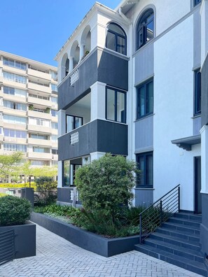 House - Stylish Green Point Apartment With Pool Access (Cape Town)