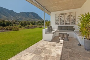 House | 2 bedrooms - Private Villa in the Heart of the Hemel en Aarde (Hermanus)
