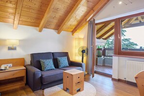 TV - Room 'Superior Doppelzimmer' with Mountain View, Shared Terrace and Wi-Fi (Tirol)