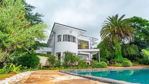 A modern two-story house with a swimming pool, surrounded by lush greenery. - Room-rosarios Village 11 Taplow (Johannesburg)