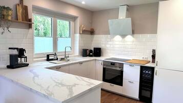 Coffee/tea maker, fridge, oven, stovetop