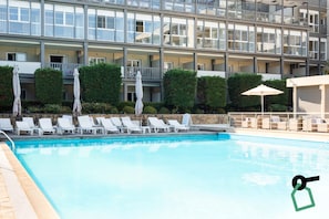 Outdoor pool, open 10:00 AM to 7:00 PM, pool umbrellas, sun loungers - Hotiday Corfu Kanoni (Corfu)