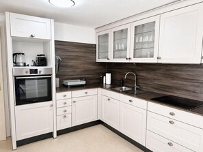 Frigorífic, forn, placa de cuina i rentaplats 