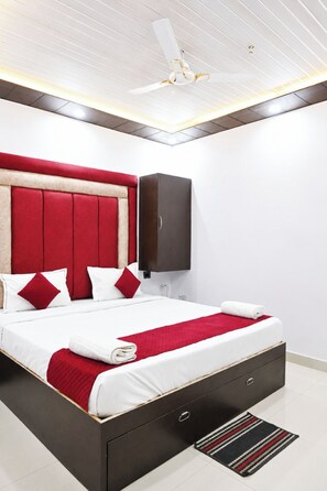 Deluxe Double Room, Air conditioning | Hypo-allergenic bedding, desk, soundproofing, free WiFi - Hotel B-M-R Near Assi Ghat (Varanasi)
