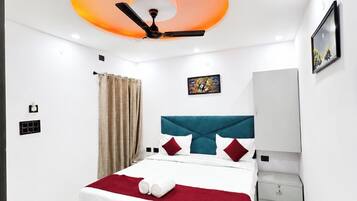 Deluxe Double Room, Air conditioning | Hypo-allergenic bedding, desk, soundproofing, free WiFi