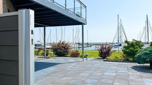 Un espacio al aire libre cubierto con vistas a un puerto deportivo y barcos.