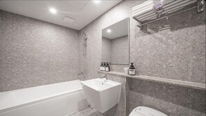 Premium Double Room, Park View | Bathroom | Free toiletries, hair dryer, towels, soap - Hotel Lantana (Changwon-si)