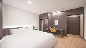 Standard Double Room, City View | Desk, laptop workspace, blackout curtains, soundproofing - Hotel Lantana (Changwon-si)