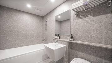 Premium Double Room, Park View | Bathroom | Free toiletries, hair dryer, towels, soap