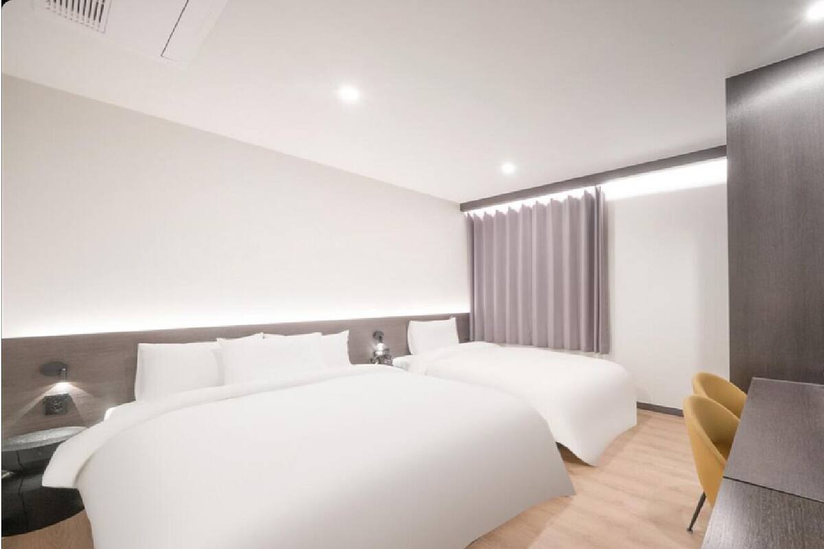 Comfort Twin Room, City View | Desk, laptop workspace, blackout drapes, soundproofing