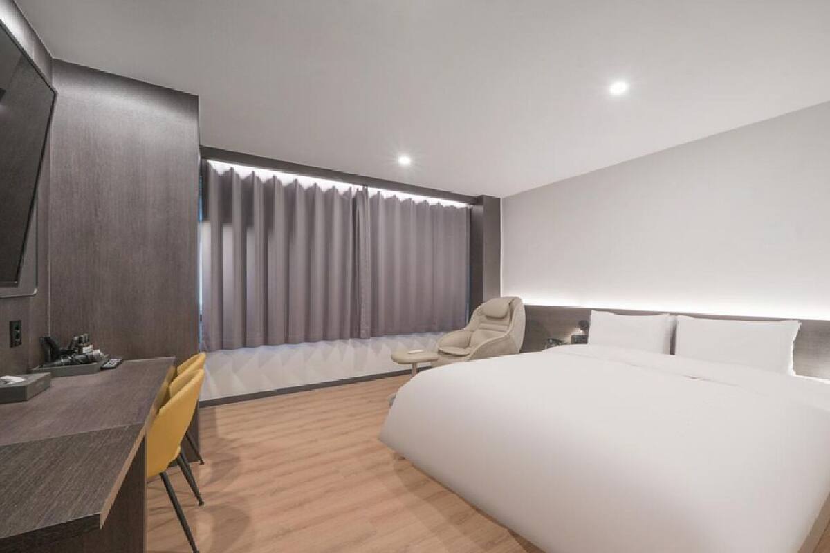 Premium Double Room, Park View | Desk, laptop workspace, blackout drapes, soundproofing