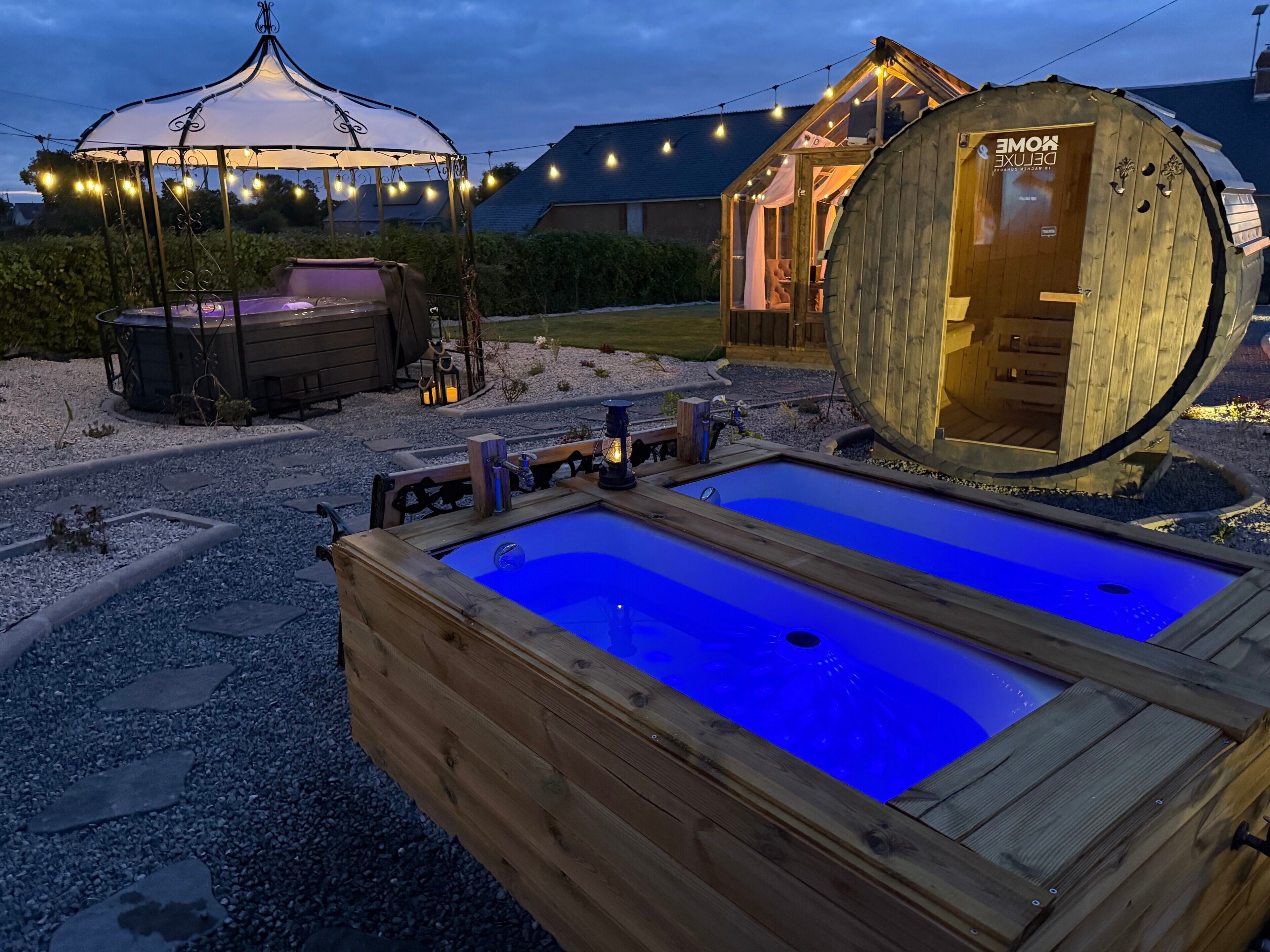 Outdoor spa tub