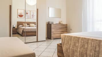 Appartement, 2 slaapkamers, balkon | Een strijkplank/strijkijzer, gratis wifi