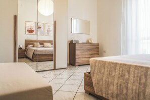 Appartement, 2 slaapkamers, balkon | Een strijkplank/strijkijzer, gratis wifi