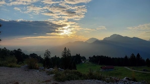 Eine Berglandschaft mit klarem Himmel und Sonnenuntergang.