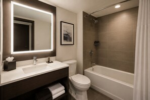 Chambre Supérieure | Salle de bain | Articles de toilette gratuits, sèche-cheveux, serviettes fournies, savon