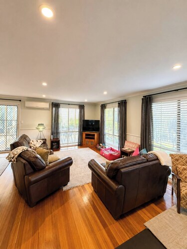 Dogs inside and on couches! Secure fencing. 500 metres to dog friendly bay beach