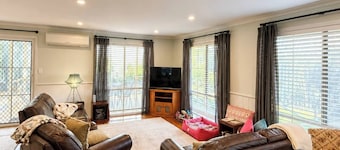 Dogs inside and on couches! Secure fencing. 500 metres to dog friendly bay beach