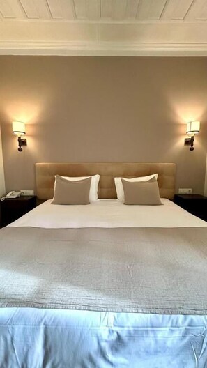 Classic Double Room | Desk, laptop workspace, iron/ironing board, free WiFi - Hotel João Padeiro (Aveiro)