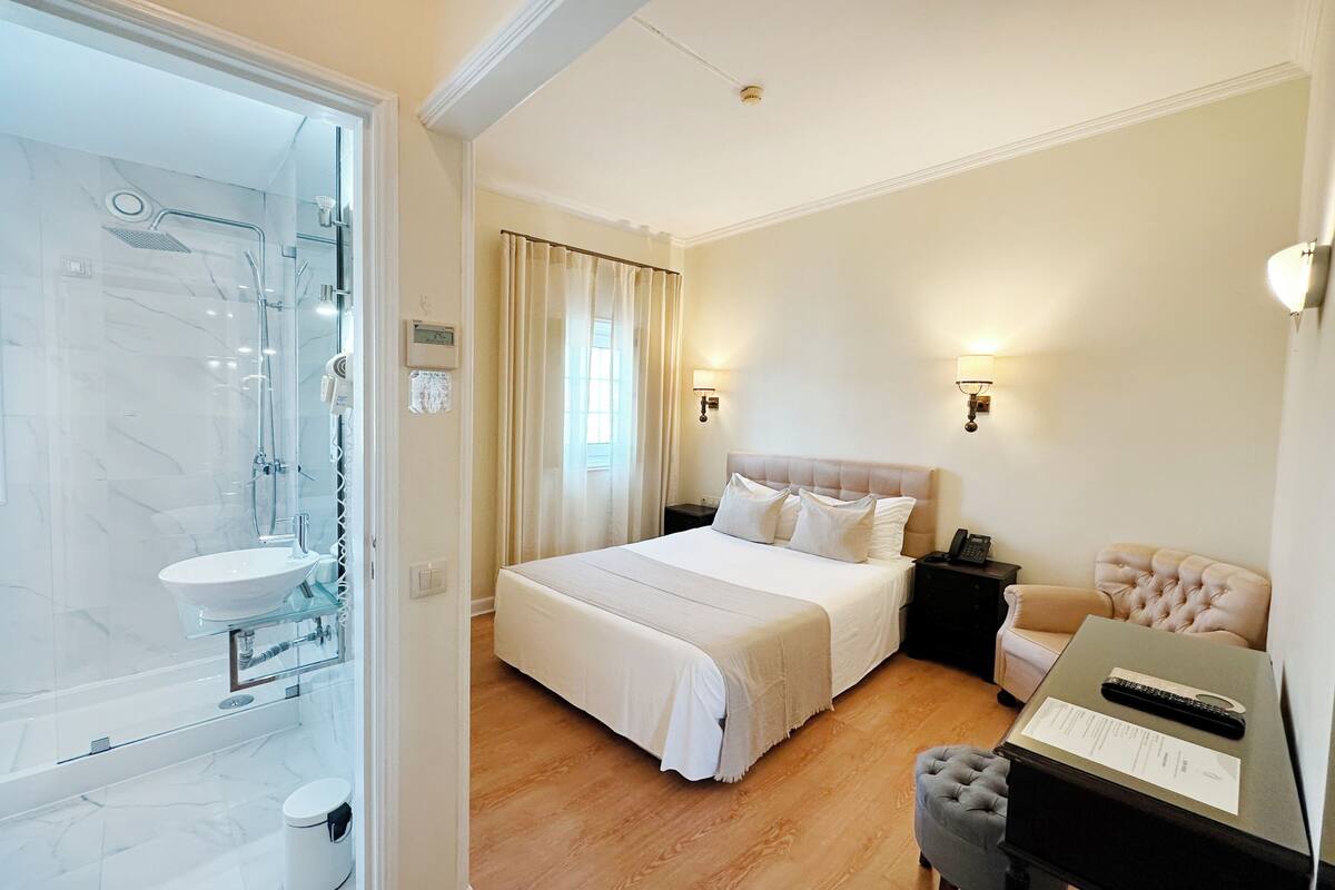 Classic Double Room | Desk, laptop workspace, iron/ironing board, WiFi (free)