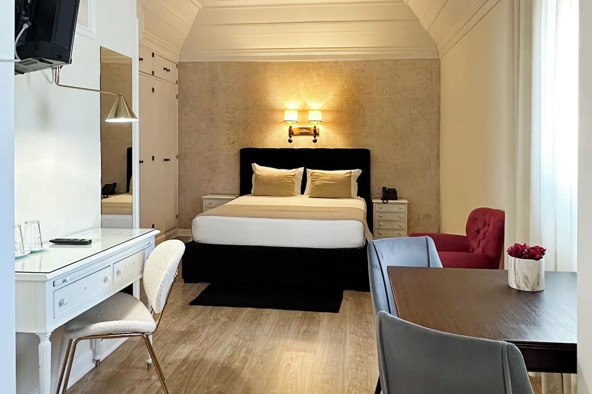 Family Suite | Desk, laptop workspace, iron/ironing board, WiFi (free)