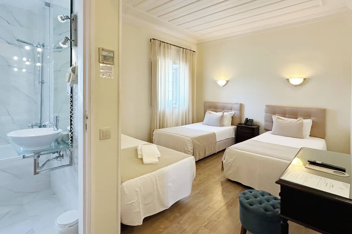 Comfort Triple Room | Desk, laptop workspace, iron/ironing board, WiFi (free)
