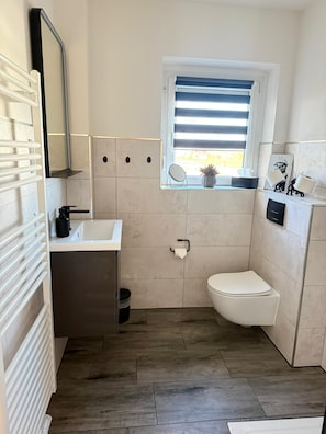 Shower, hair dryer, towels, soap - Vrbo Property (Löbau)