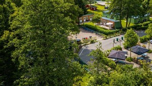 Un quartier résidentiel comprenant des maisons, un parking et un espace vert.