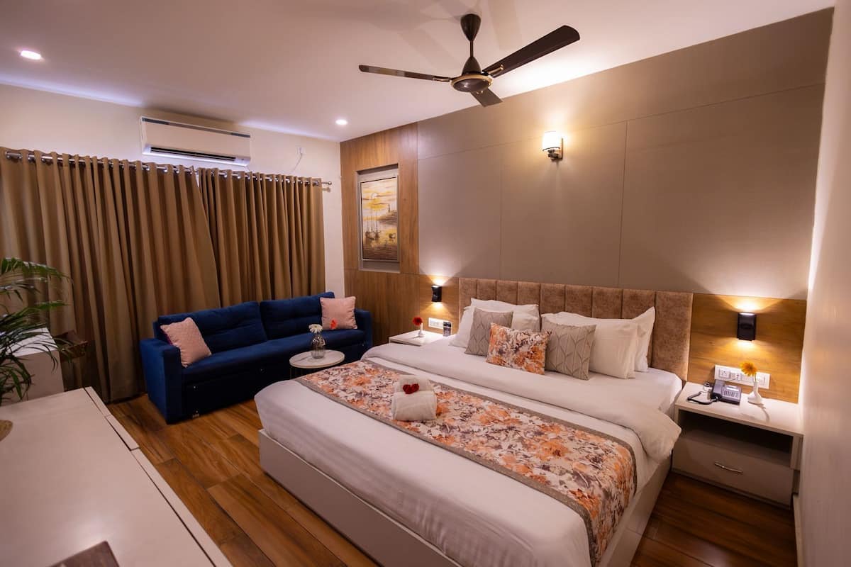 Premium Double Room, City View | In-room safe, desk, blackout drapes, soundproofing