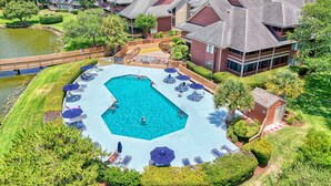 A resort with a central swimming pool, multiple guest rooms, and a lake view. - Kingston Plantation-Sleeps 6-2bed/2bath-Full Kitchen-Laundry-Lake View (Myrtle Beach)