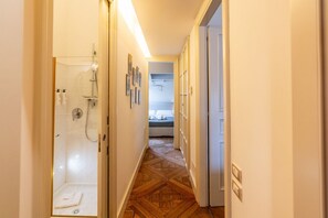 Regadera, bidet, toallas, shampoo 