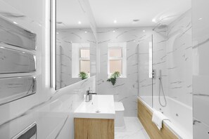 Bathroom - Luxaura Homes 5-Bed Detached House (Maidenhead)