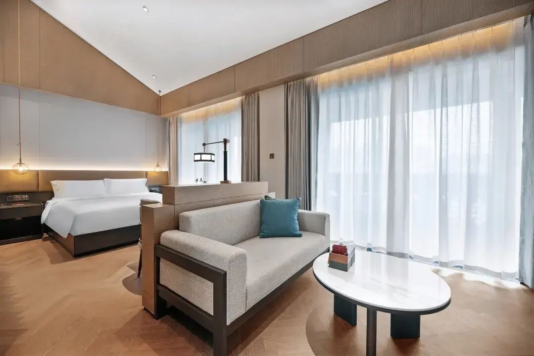 Quarto casal luxo, sacada, vista para a cidade | Área de estar