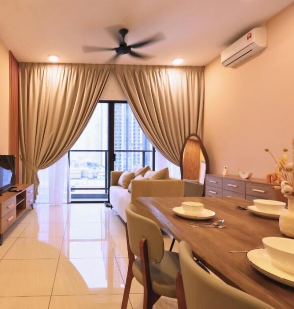 Un'area pranzo moderna con un tavolo in legno apparecchiato per quattro persone, una ventola a soffitto e un condizionatore d'aria.