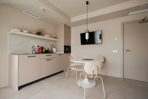 Estudio, vistas a la ciudad | Restauración
