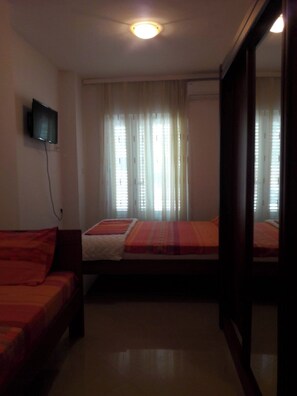 1 bedroom, Internet - Trokrevetni apartman u prizemlju kuce sa besplatnim parkingom u dvoristu kuce. (Budva)