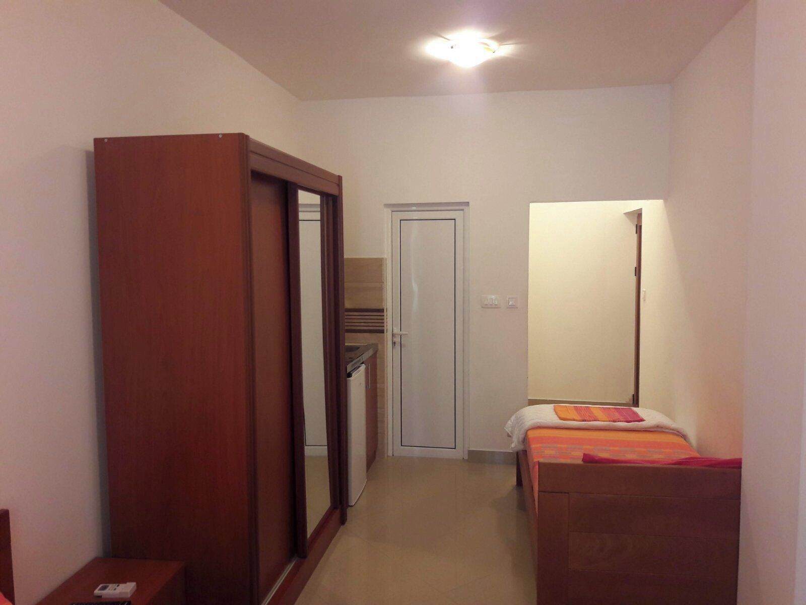Trokrevetni Apartman U Prizemlju Kuce Sa Besplatnim Parkingom U Dvoristu Kuce. - Budva