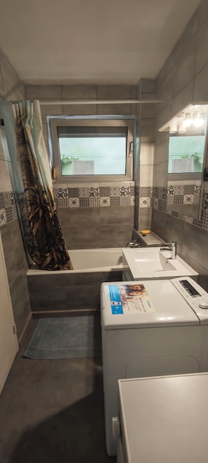 Bathroom - Vrbo Property (Mulhouse)