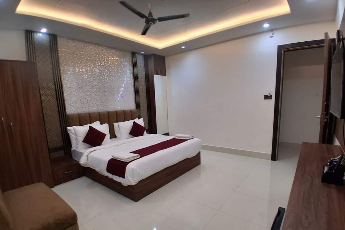 Habitación doble Deluxe, vista a la ciudad | Escritorio y wifi gratis