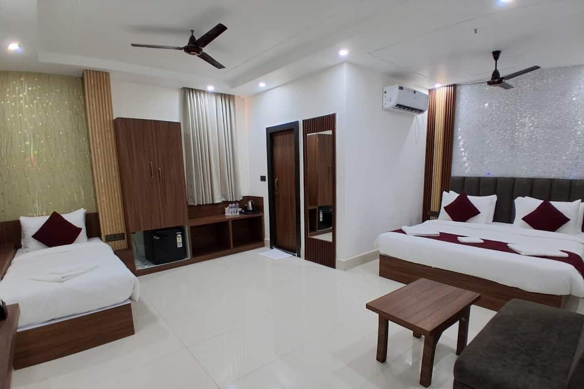 Habitación triple superior, vista a la ciudad | Escritorio y wifi gratis
