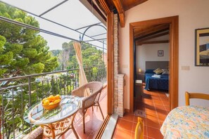 Apartment, Balcony, City View | Outdoor dining